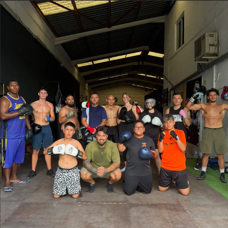 Grupo de alumnos de boxeo con guantes tras un entrenamiento en Vida Fighters Club